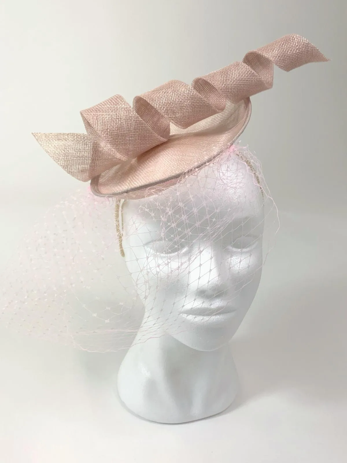 Windsor Curly Net Fascinator / Blush